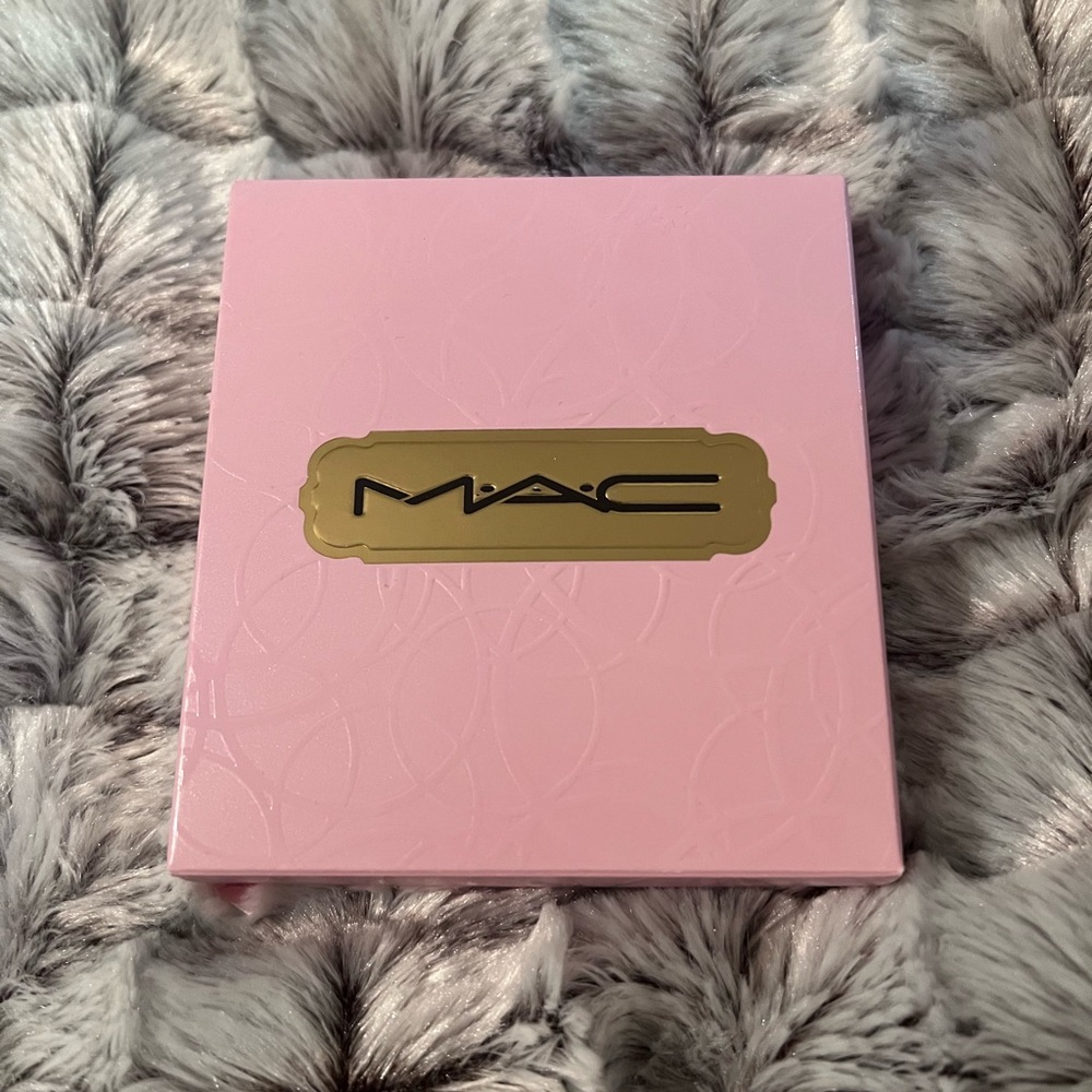 Brand new mac eyeshadow palette with mirror